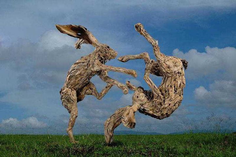 Художник превратил коряги в прекрасные скульптуры движущихся животных. ФОТО