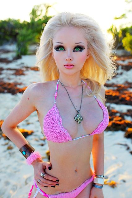 «Барби» из Одессы выставила в сеть откровенные фото