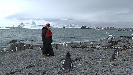 Патриарх Кирилл отслужил литургию в Антарктиде и упал на колени перед пингвином (фото)