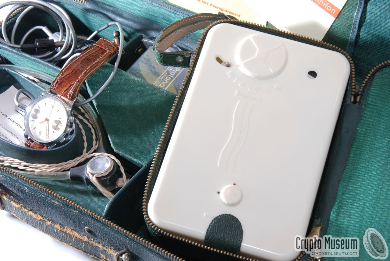 Аудиогаджет специального назначения: «теплый» ламповый диктофон и шпионские часы начала 50-х Аудиогаджет специального назначения: «теплый» ламповый диктофон и шпионские часы начала 50-х