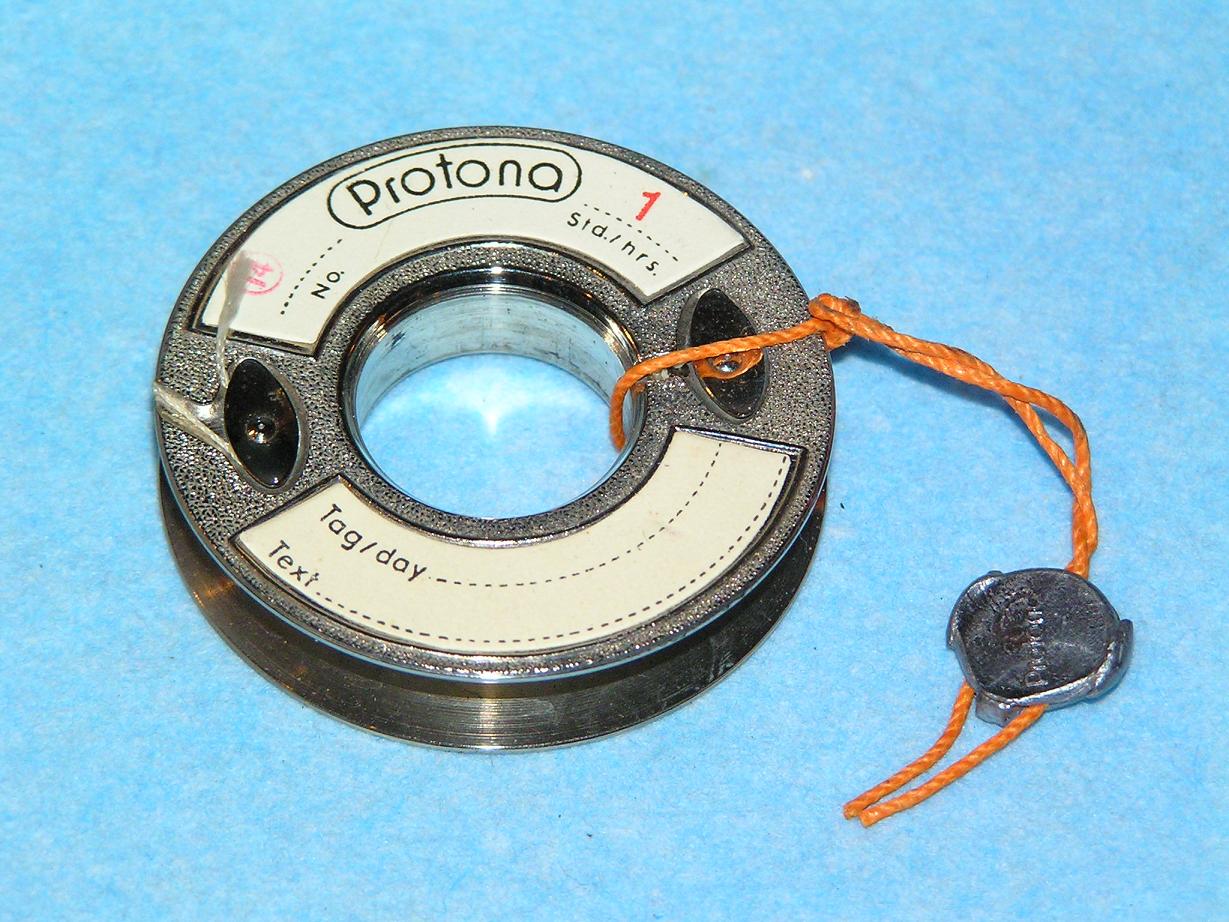 Аудиогаджет специального назначения: «теплый» ламповый диктофон и шпионские часы начала 50-х Аудиогаджет специального назначения: «теплый» ламповый диктофон и шпионские часы начала 50-х