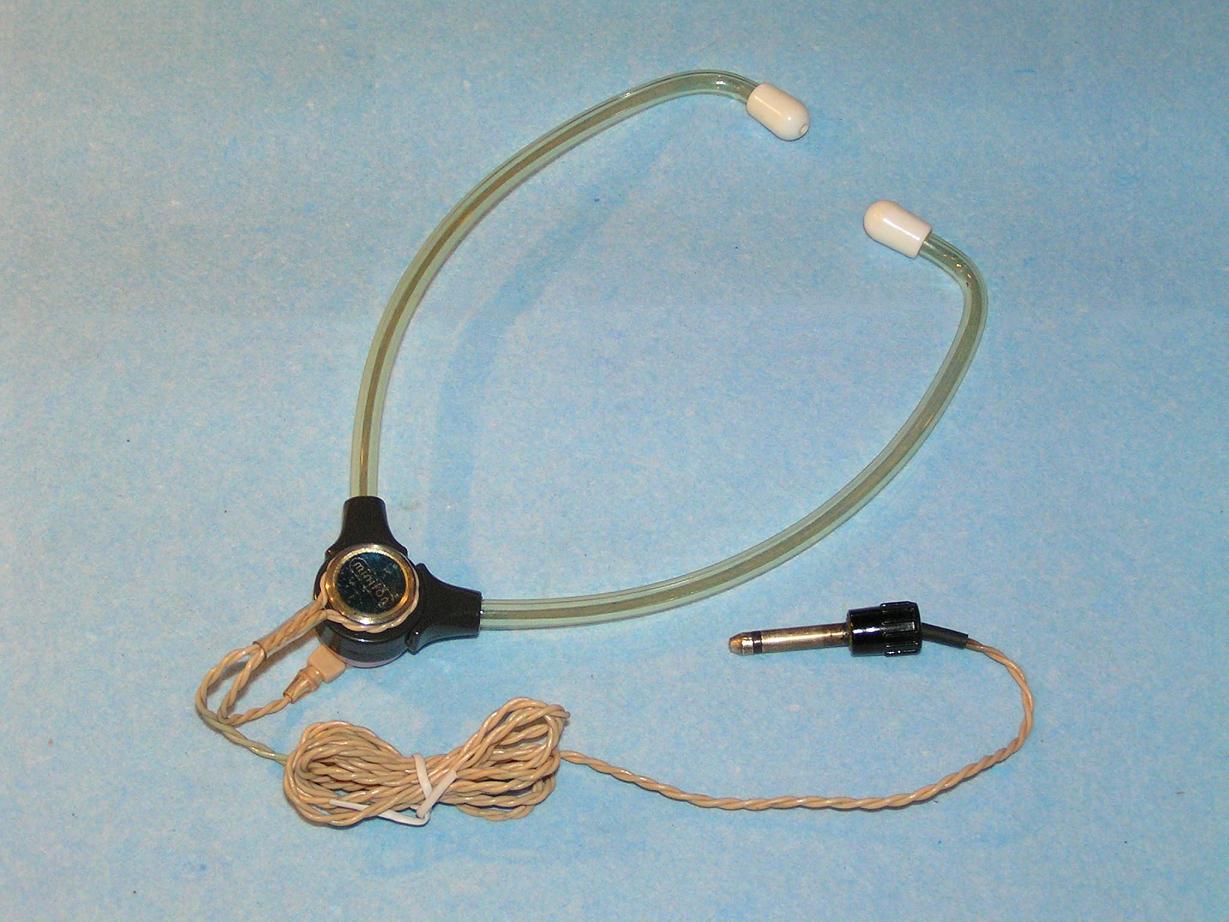 Аудиогаджет специального назначения: «теплый» ламповый диктофон и шпионские часы начала 50-х Аудиогаджет специального назначения: «теплый» ламповый диктофон и шпионские часы начала 50-х