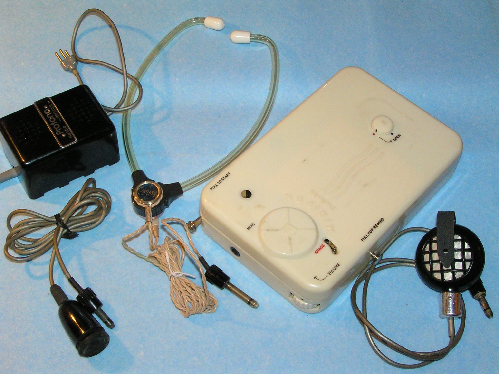 Аудиогаджет специального назначения: «теплый» ламповый диктофон и шпионские часы начала 50-х Аудиогаджет специального назначения: «теплый» ламповый диктофон и шпионские часы начала 50-х