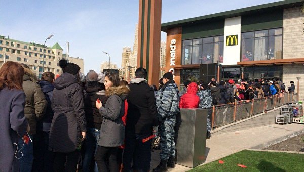 Огромные очереди и давка: в Казахстане открыли первый в стране McDonald. ФОТО