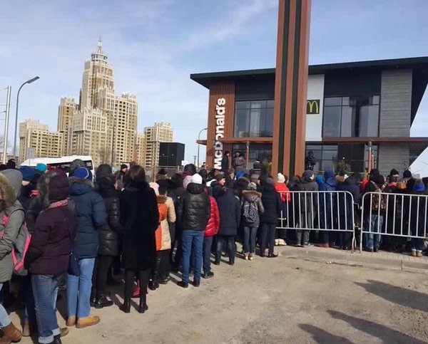 Огромные очереди и давка: в Казахстане открыли первый в стране McDonald. ФОТО