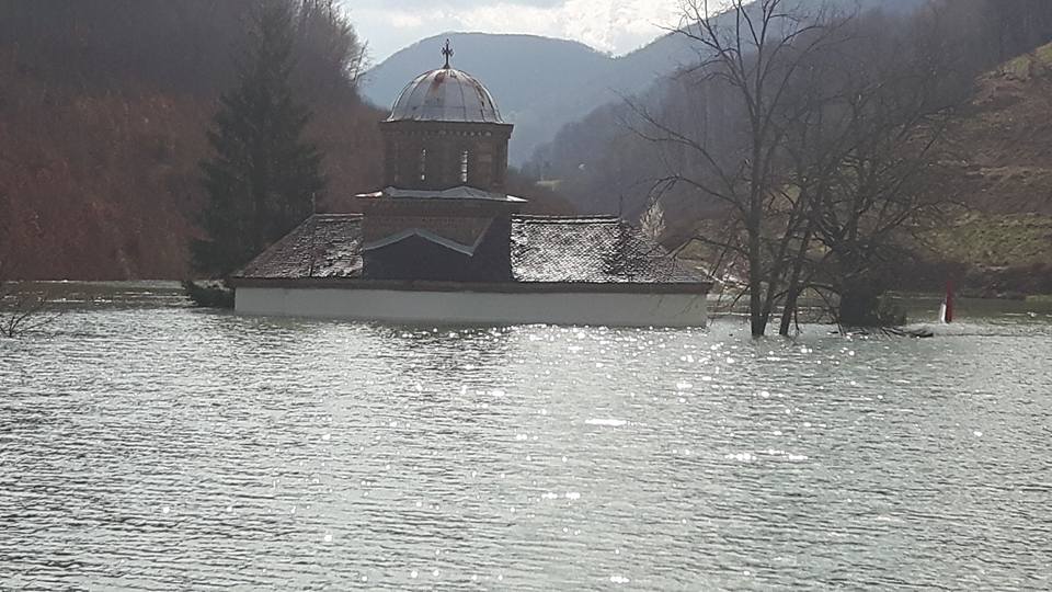 В Сербии погибает православная святыня — затапливается древнейший монастырь. ФОТО