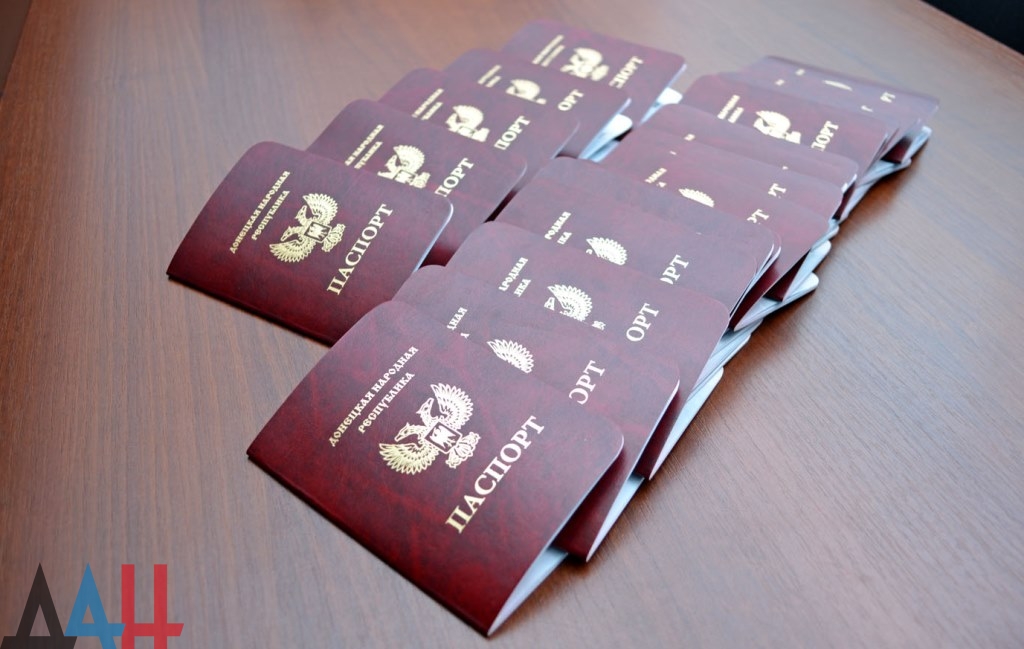 В "ДНР" начали выдавать "паспорта". ФОТО