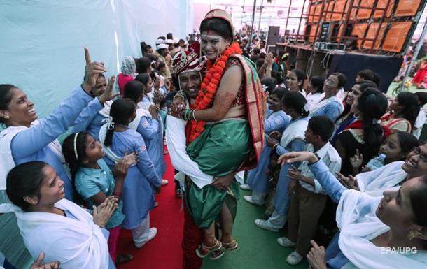 Бизнесмен пригласил на свадьбу в Индии 18 тысяч вдов