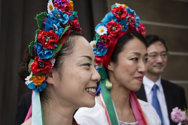 Японские девушки ради Порошенко надели украинские вышиванки (ФОТО)