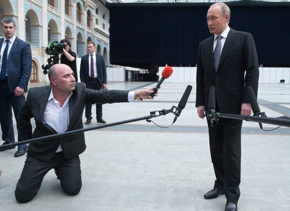 Сети позабавило фото Путина с журналистом на коленях