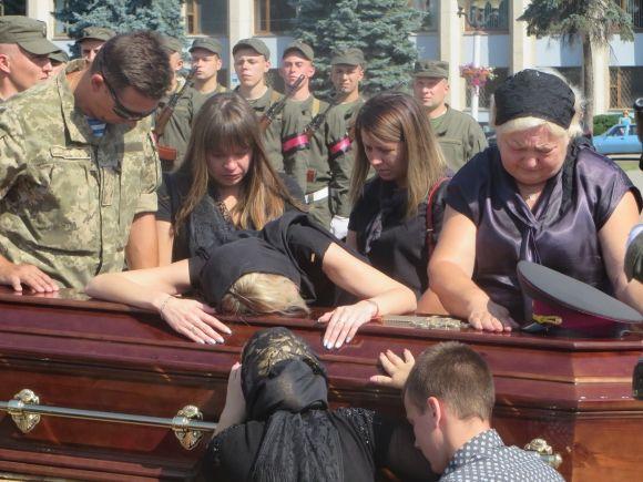 В Хмельницком простились с погибшим на Донбассе полковником Нацгвардии: опубликованы фото