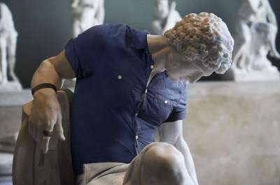 Античные скульптуры в современной одежде позабавили пользователей