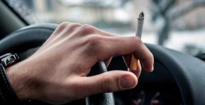 Медики настаивают на опасности курения в машине