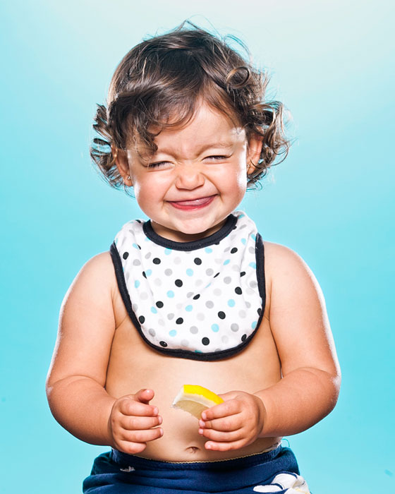 Фотограф забавно показал реакцию малышей на вкус лимона 4 baby2