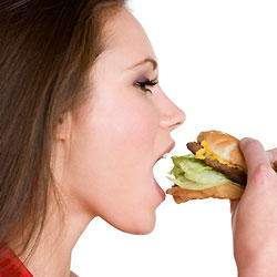 Стало известно, какая страшная болезнь появляется у людей, которые быстро едят