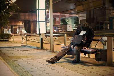 Утомленные работой: как жители Токио спят на улице. Фото