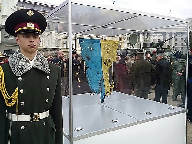 Волонтер рассказал удивительную историю флага Украины из зоны АТО, который показывали Путину: опубликовано фото