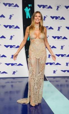 Хайди Клум в прозрачном платье похвалилась роскошной фигурой