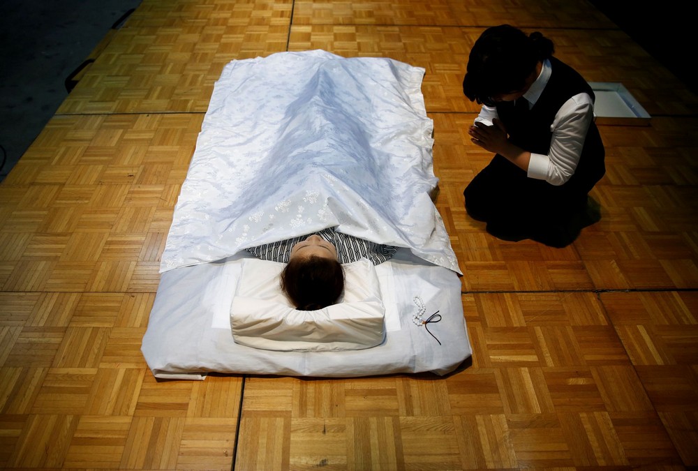 Конкурс по одеванию мертвецов в Японии