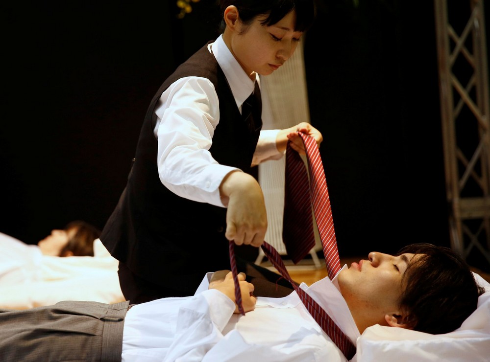 Конкурс по одеванию мертвецов в Японии