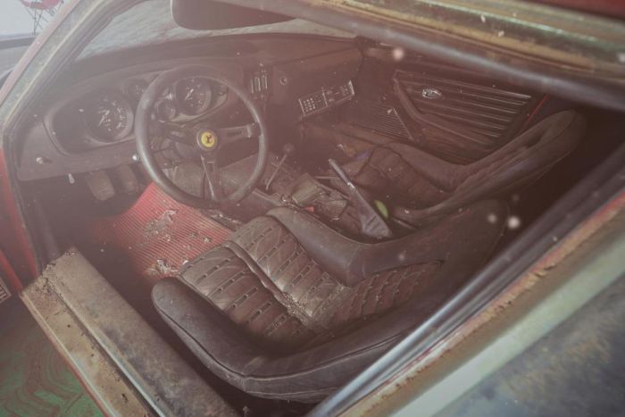 Раритетный Ferrari Daytona, найденный брошенным в сарае