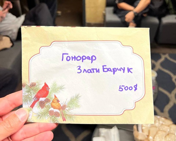 Девочка из Канады передала Kalush Orchestra деньги на поддержку Украины (ФОТО) Девочка из Канады передала Kalush Orchestra деньги на поддержку Украины (ФОТО)