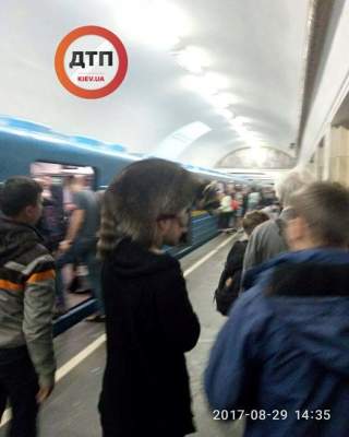 «Если на улице прохладно»: появилось забавное фото из метро Киева