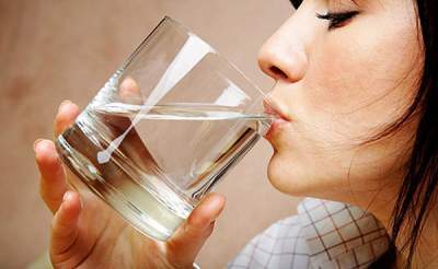 Ученые смогли определить, сколько в действительности нужно употреблять жидкости в день