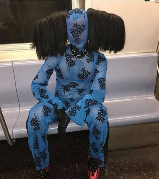 В сети опубликовали фото странных и неожиданных пассажиров метро 
