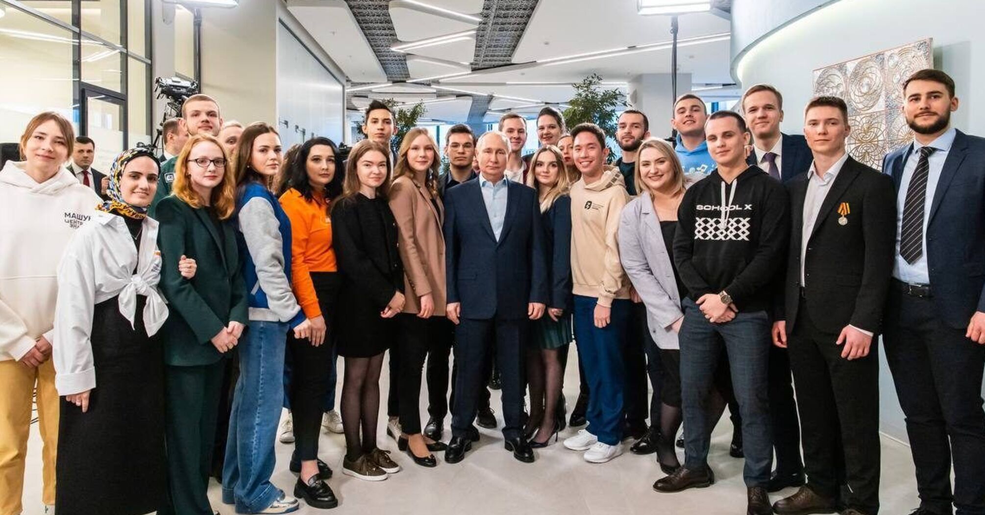 Одягнув каблуки, щоб здаватися вище: зявилося фото путіна на зустрічі зі студентами