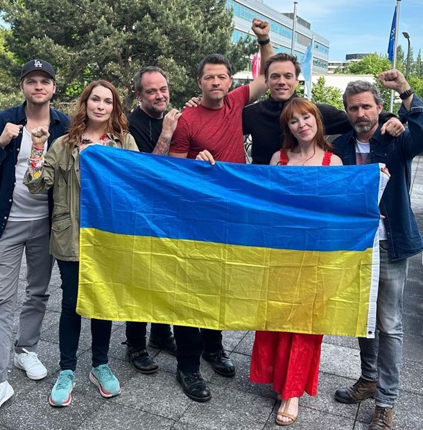 Актеры сериала Сверхъестественное поддержали Украину (ФОТО) Актеры сериала Сверхъестественное поддержали Украину (ФОТО)