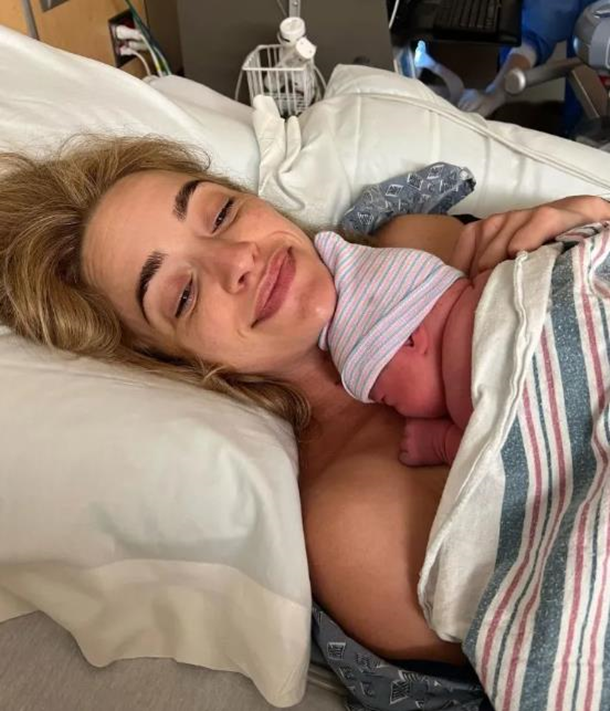 Звезда сериала Джинни и Джорджия впервые стала мамой (ФОТО) Звезда сериала Джинни и Джорджия впервые стала мамой (ФОТО)