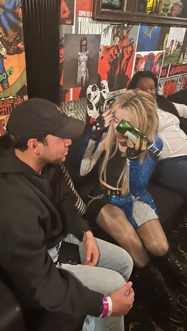 На известную певицу Эйву Макс напали во время концерта (видео) На известную певицу Эйву Макс напали во время концерта (видео)