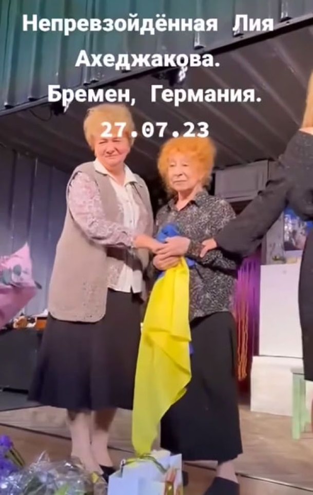 Лія Ахеджакова вийшла на сцену театру з прапором України (ФОТО) Лія Ахеджакова вийшла на сцену театру з прапором України (ФОТО)