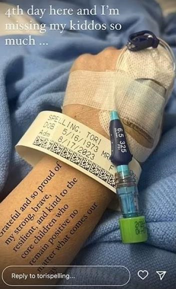 Торі Спеллінг потрапила до лікарні з невідомою хворобою (ФОТО) Торі Спеллінг потрапила до лікарні з невідомою хворобою (ФОТО)