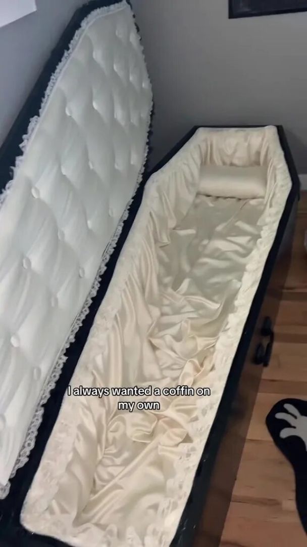 Дівчина спить у труні замість ліжка / © скриншот з відео