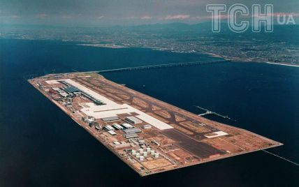 "Найунікальніший" аеропорт у світі, побудований на штучному острові, тоне в морі (фото)