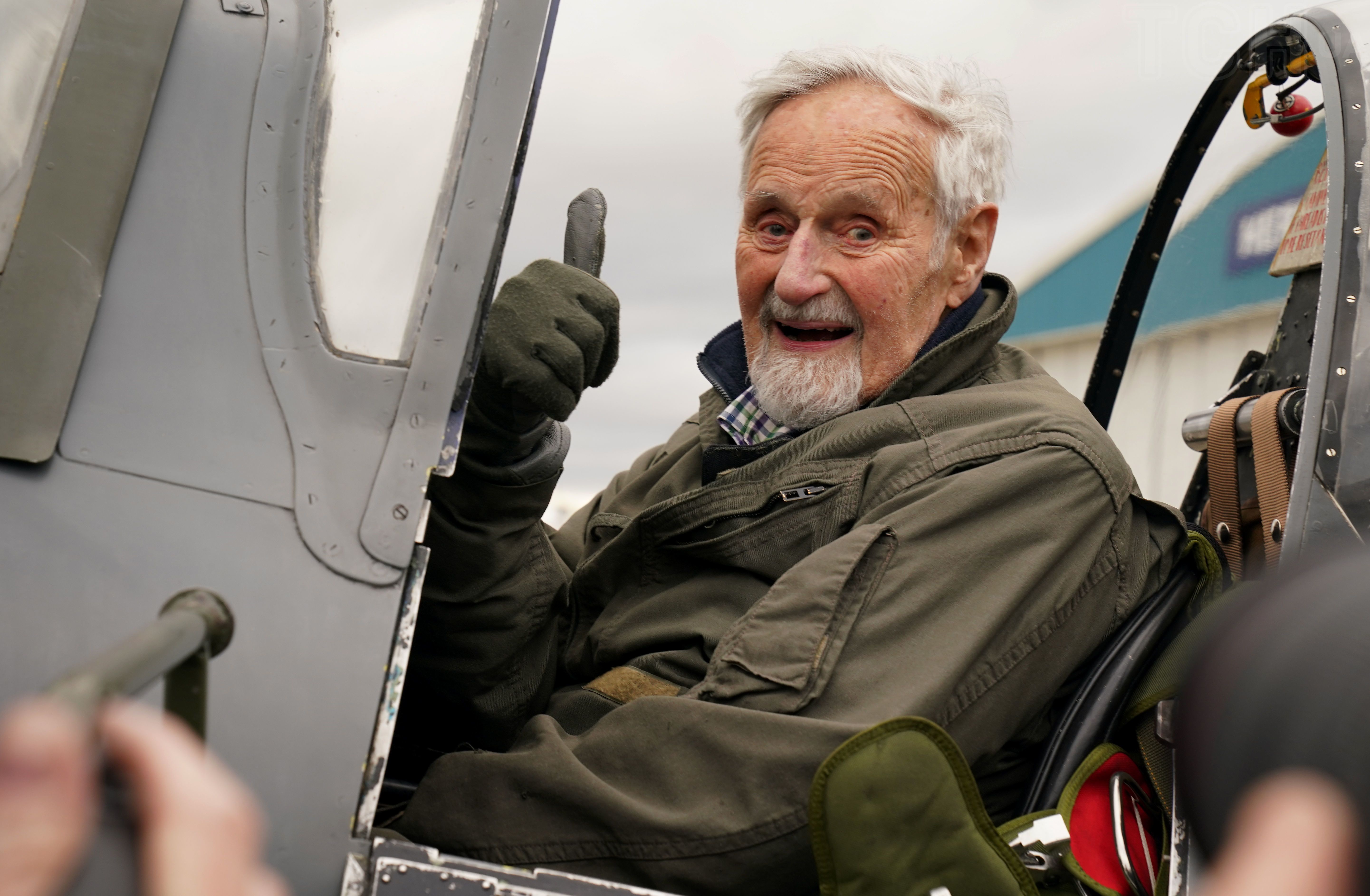 Колишній пілот у 102 роки підняв у небо винищувач: "Я заіржавів" (фото)