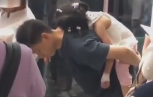 Пасажир метро вразив усіх своєю любов'ю до доньки (ВІДЕО)