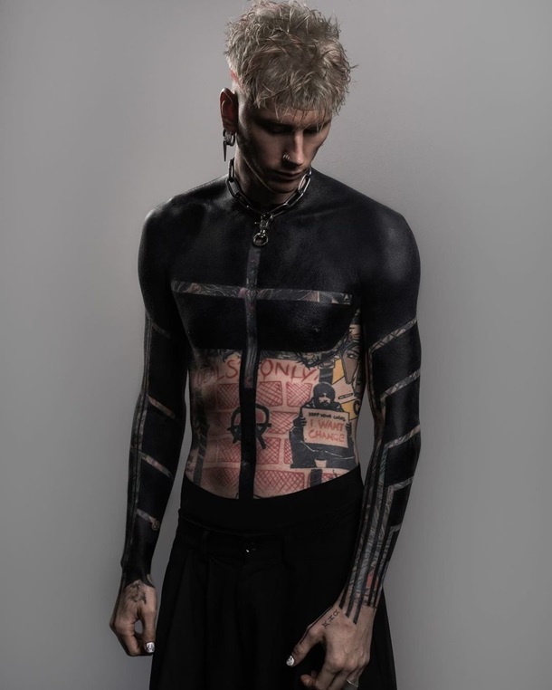 Бойфренд Меган Фокс шокував татуюванням на пів тіла (фото)