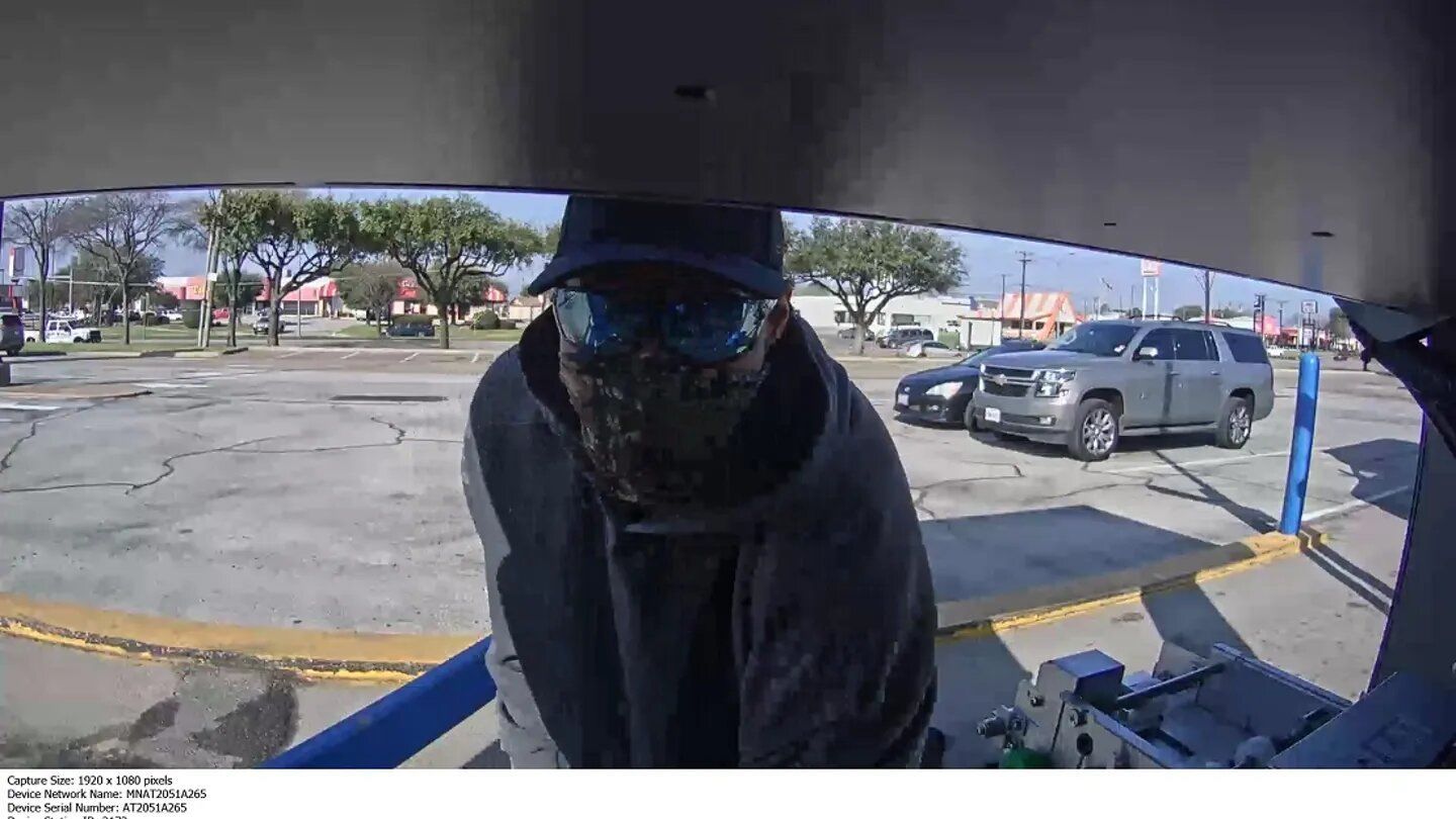 Чоловік зняв штани з охоронця під час пограбування банкомата – фото