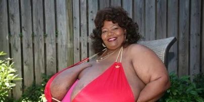 Жінка з найбільшими натуральними грудьми у світі: який вона має вигляд та вага бюсту (фото)