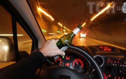 П'яний водій випадково викликав копів сам на собі: що було далі (відео)