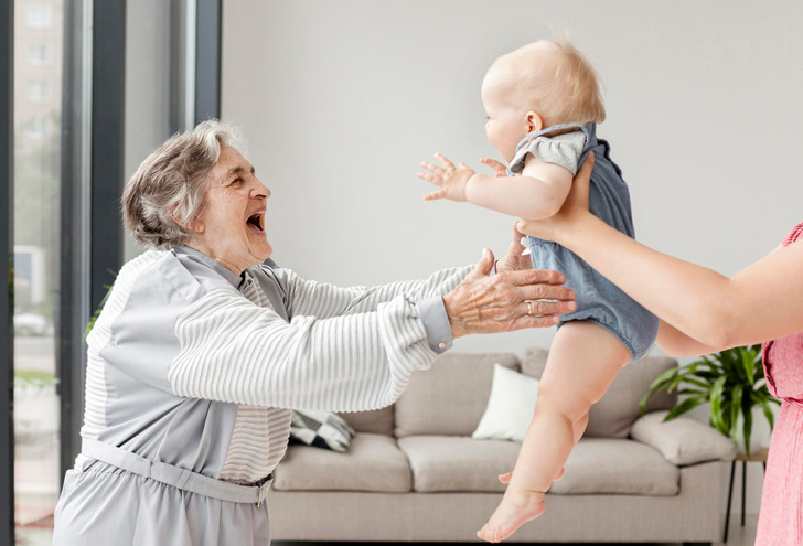 Докази того, що не всі бабусі мріють няньчитися з онуками. Особливо безкоштовно