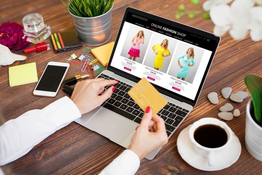 Особливості онлайн-шопінгу в магазині жіночого одягу: поради покупцям