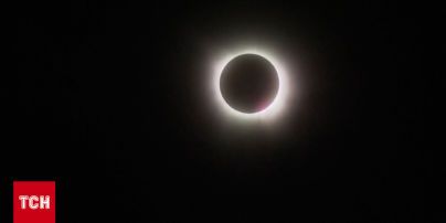 Такого пропустити не хотів ніхто! Кадри масових подій через унікальне сонячне затемнення!