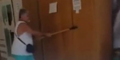 Розлючений чоловік розгромив сокирою меблевий магазин через затримку доставлення – відео