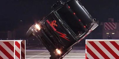 Каскадер шокував небезпечним трюком на вантажівці та встановив рекорд: що він зробив (відео)