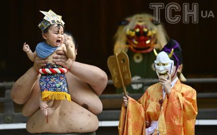 400-річна традиція: в Японії відбувся фестиваль, де змушують плакати немовлят (фото)