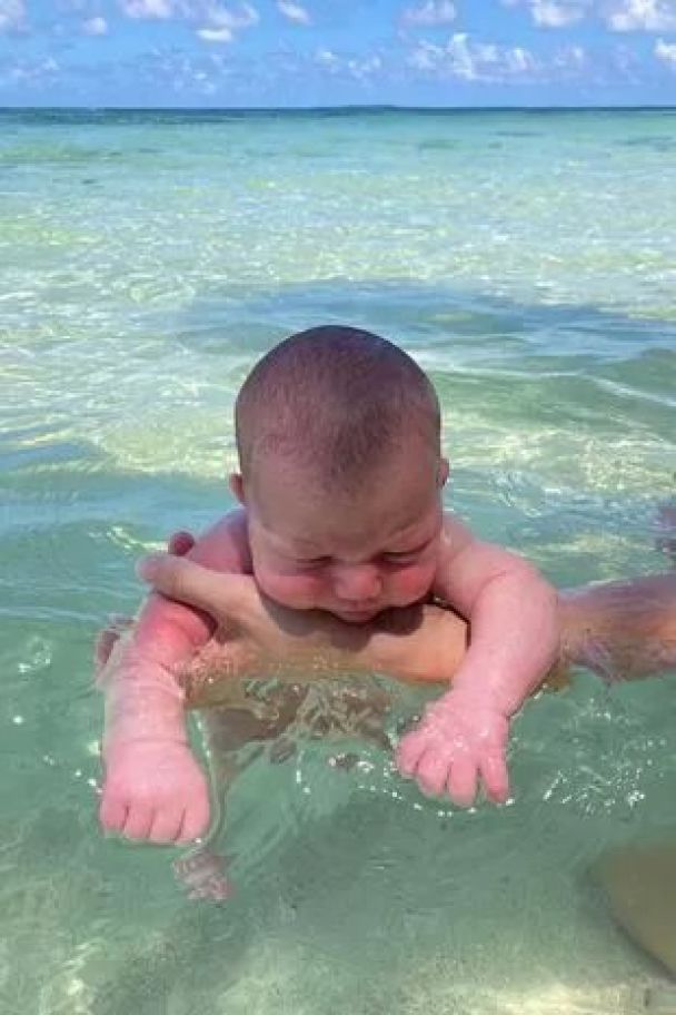 Мама народила малюка під час купання в морі / Фото: instagram.com/oceanbirthmom / ©